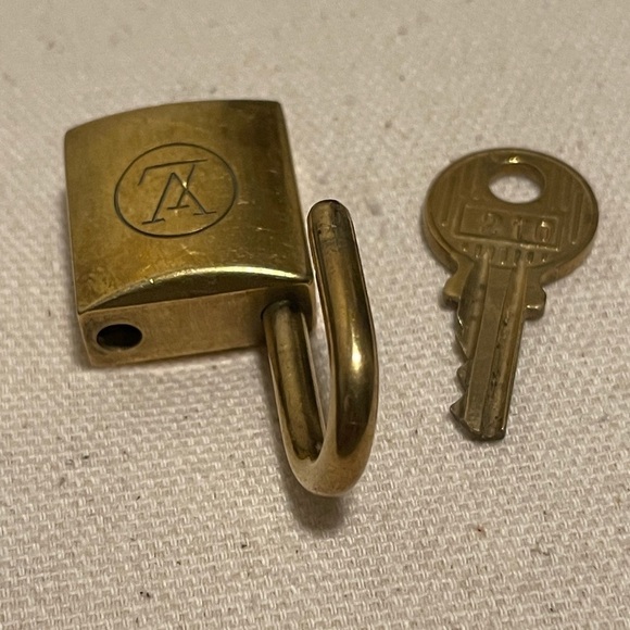 Louis Vuitton Lock and Key 210 - Picture 3 of 3